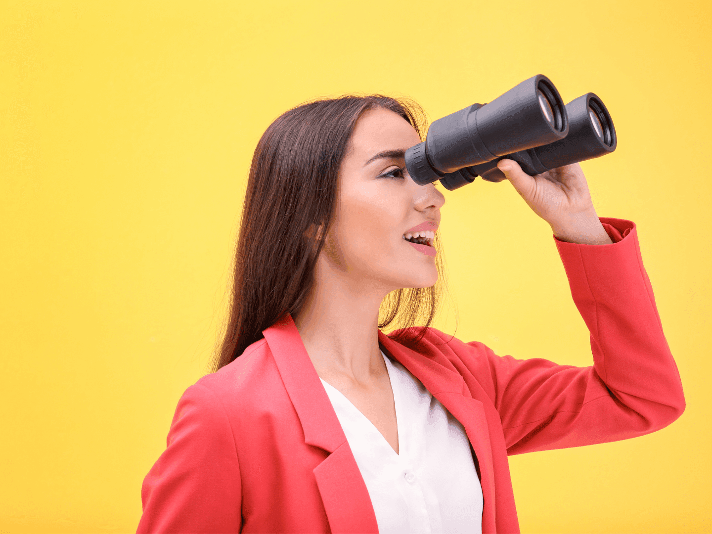 Femme observant l'horizon aux jumelles — anticiper la réforme DSN 2026